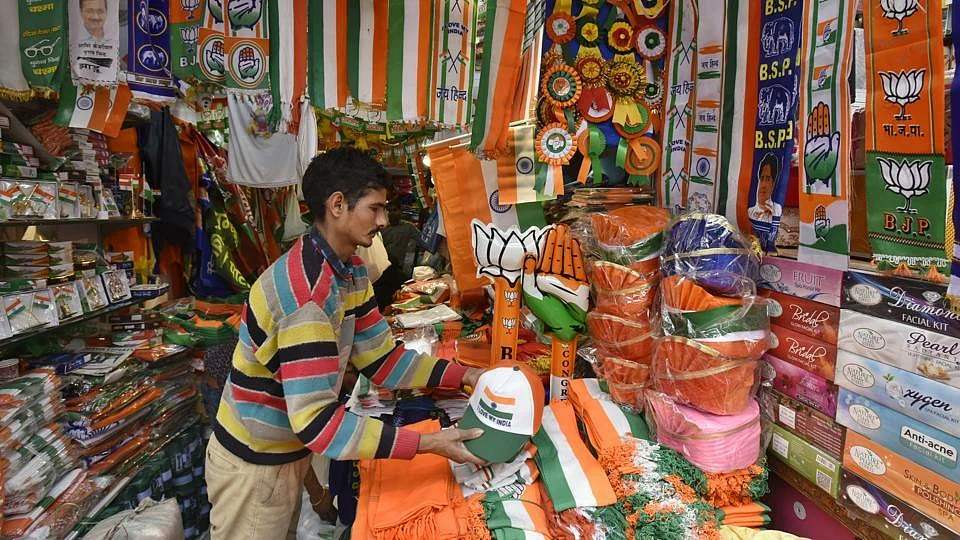 वीडियो: चुनावी पोस्टर-बैनर के सज गए बाजार, लेकिन दुकानदारों को  है ग्राहकों का इंतजार