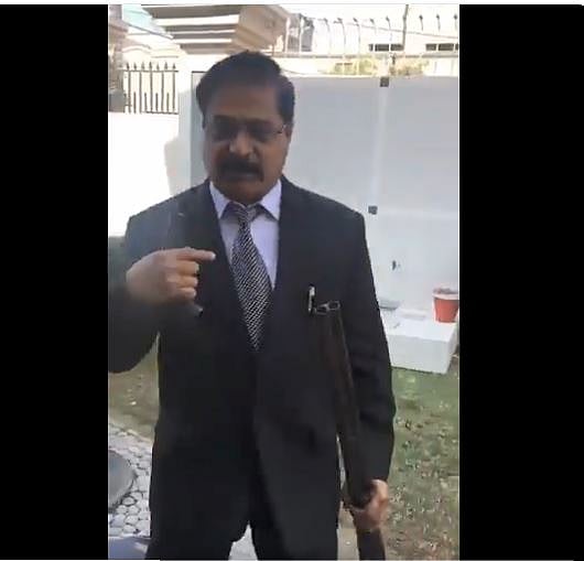 वायरल वीडियो: सावधान!  हाथ में बंदूक-  पिस्टल लिए भारत पर हमला करने आ रहा है एक सूटबूट वाला शख्स 