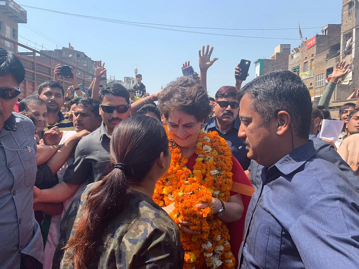 तस्वीरें: जब कांग्रेस की पूर्वी उत्तर प्रदेश की प्रभारी महासचिव प्रियंका गांधी से मिलने उमड़ पड़ा जनसमूह