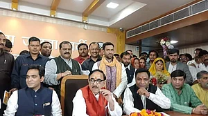 भोजपुरी स्टार निरहुआ को बीजेपी में नहीं मिला सम्मान, खड़े-खड़े हुए पार्टी में शामिल, तस्वीर वायरल, भड़के फैन