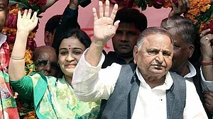 उत्तर प्रदेशः छोटी बहू अपर्णा यादव के लिए मुलायम ने मांगा अखिलेश से टिकट