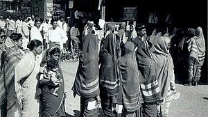 लोकतंत्र के पन्ने: साढ़े तीन महीने चला था 1957 का लोकसभा चुनाव, 494 सीटों के लिए डाले गए थे वोट