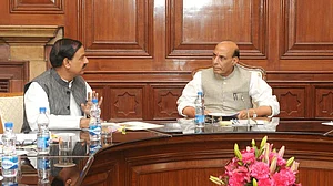 वोटरों के गुस्से से डरी बीजेपी, नोएडा से लड़ सकते हैं गृहमंत्री राजनाथ, अलवर जा सकते हैं महेश शर्मा