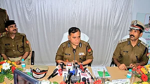 योगी राज में गुंडे बेलगाम, वेटिंलेटर पर उत्तर प्रदेश की कानून व्यवस्था