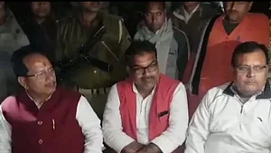 बिहार: रैली के बाद शहीद पिंटू सिंह को श्रद्धांजलि देने पहुंचे बीजेपी नेता, परिजनों ने कहा- ये शहीद का अपमान