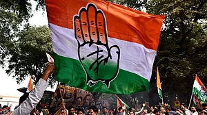 कांग्रेस ने जारी की लोकसभा उम्मीदवारों की पांचवी सूची, मेरठ से बदला प्रत्याशी, प्रणब मुखर्जी के बेटे को टिकट