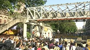 मुंबई फुटओवर ब्रिज हादसा: मरने वालों की संख्या पहुंची 6, सवालों के घेरे में फडणवीस सरकार और बीएमसी