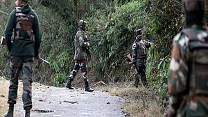 जम्मू-कश्मीर: घाटी में 24 घंटे के भीतर 4 मुठभेड़ में 5 आतंकी ढेर