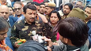 दिल्ली: बीजेपी की बाइक रैली में सेना की वर्दी पहन कर बुरे फंसे मनोज तिवारी, नियमों के तहत हो सकती है जेल