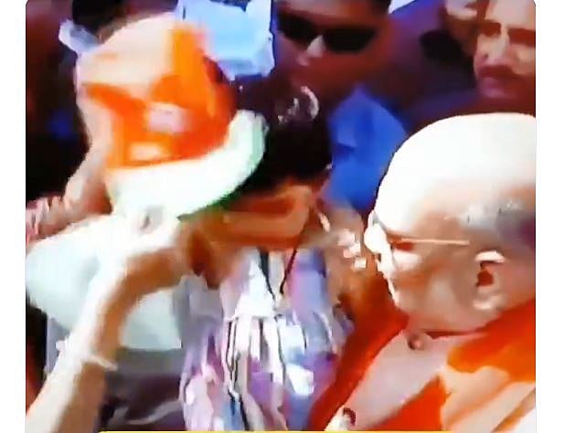 अमित शाह की हर कोशिश गई बेकार, पोती ने बीजेपी की टोपी पहनने से किया इनकार, देखें वीडियो
