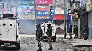 जम्मू-कश्मीर: सोपोर में आतंकियों ने ग्रेनेड से किया हमला, एसएचओ समेत दो पुलिसकर्मी घायल