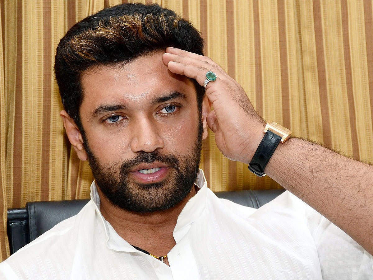 एलजेपी में टूट! 5 सांसदों के साथ अलग राह पर पशुपति पारस, बागी चाचा को मनाने पहुंचे चिराग, 25 मिनट तक नहीं खुला दरवाजा