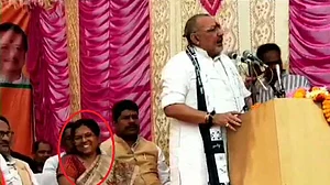 बिहार: गिरिराज के मंच पर दिखीं मुजफ्फरपुर शेल्टर होम केस में आरोपी पूर्व मंत्री मंजू वर्मा, उठे सवाल