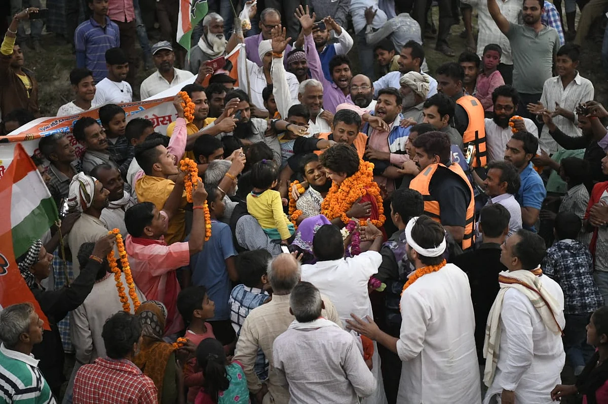 तस्वीरें: जब कांग्रेस की पूर्वी उत्तर प्रदेश की प्रभारी महासचिव प्रियंका गांधी से मिलने उमड़ पड़ा जनसमूह