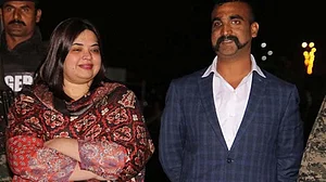 विंग कमांडर अभिनंदन के साथ वाघा बॉर्डर पर मौजूद महिला कौन थी, जानिए यहां