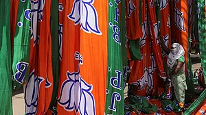 बीजेपी को अरुणाचल में करारा झटका, 2 मंत्रियों और 12 विधायकों ने छोड़ा पार्टी का साथ