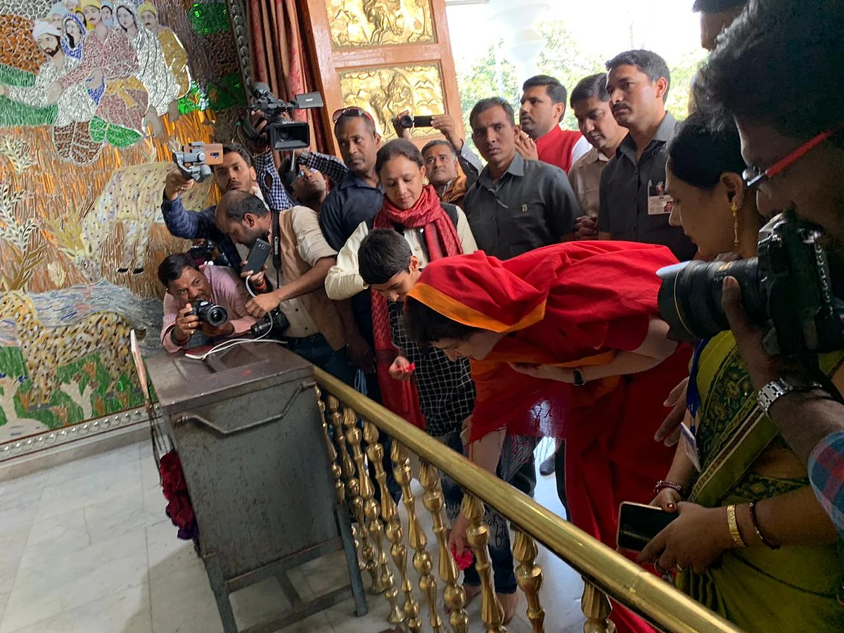 तस्वीरें: जब कांग्रेस की पूर्वी उत्तर प्रदेश की प्रभारी महासचिव प्रियंका गांधी से मिलने उमड़ पड़ा जनसमूह