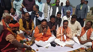 चुनाव ऐलान से पहले यूपी बीजेपी चीफ की हड़बड़ी, पंडित से 2 मिनट में खत्म कराई पूजा, कहा- लग जाएगी आचार संहिता