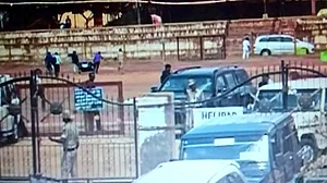 वीडियो: क्या था पीएम के विमान से निकले बड़े से बक्से में जिसे लेकर इनोवा हो गई फुर्र !