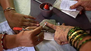 लोकसभा चुनाव के पहले चरण के लिए मतदान, 20 राज्यों के 91 सीटों पर डाले जा रहे वोट