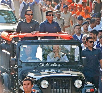 देश का पहला चुनाव, जिसमें पीएम और सत्ताधारी पार्टी  के आगे तमाशबीन बना चुनाव आयोग