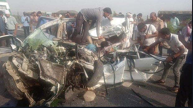 लखनऊ-आगरा एक्सप्रेसवे पर ट्रक में घुसी कार, शिक्षक के लिए इंटरव्यू देने जा रहे सभी 8 युवकों की मौत 