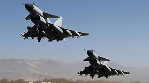 खतरे की घंटी, पाकिस्तान अपने पायलटों को राफेल उड़ाने की दे रहा ट्रेनिंग!