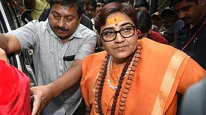 भोपाल से बीजेपी उम्मीदवार साध्वी प्रज्ञा के खिलाफ याचिका, मालेगांव ब्लास्ट पीड़ित ने चुनाव लड़ने पर उठाए सवाल