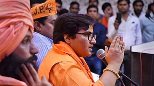 पहले बाबरी मस्जिद ढहाया, अब वहीं बनाएंगे राम मंदिर वाले बयान पर प्रज्ञा ठाकुर को चुनाव आयोग का नोटिस