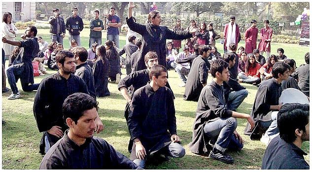 मोदी सरकार में सार्वजनिक स्थानों पर नाटक करने से डरने लगे हैं कलाकार