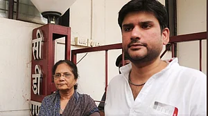 रोहित तिवारी मर्डर केस: परिवार पर टिकी शक की सूई, पुलिस ने खंगाले पत्नी अपूर्वा के कॉल डिटेल्स