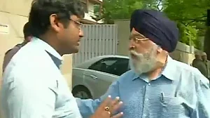 शिरोमणि अकाली दल दिल्ली के नेता के भाई ने किया पाक अफसर का सम्मान, सवाल पूछने पर पत्रकार से की बदसलूकी