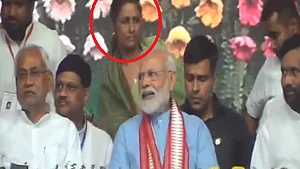 पीएम ने हत्या के आरोपी की मां के साथ साझा किया मंच, यह सिर्फ मोदी है तो मुमकिन है! देखें वीडियो