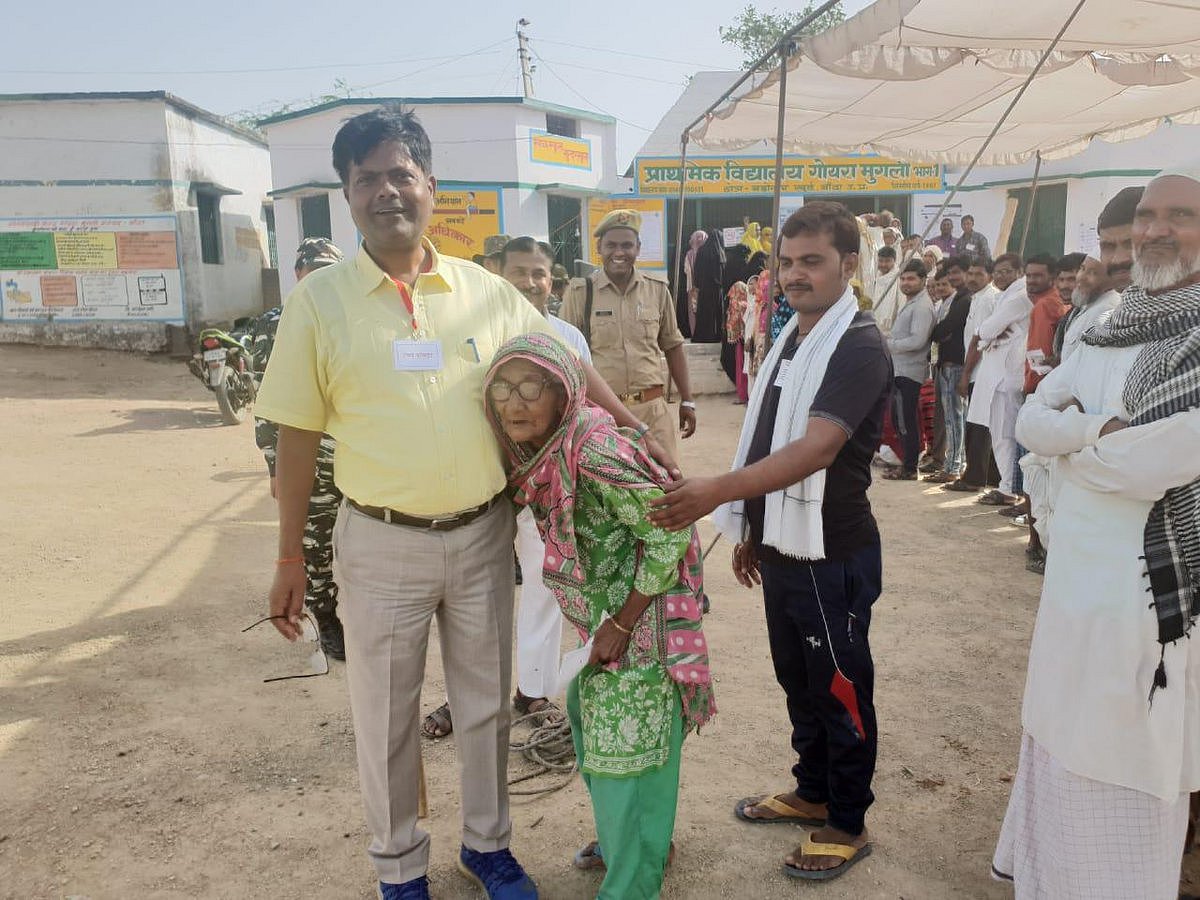 लोकसभा चौथा चरण मतदान LIVE: चुनाव  आयोग ने माना कई जगह वीवीपैट नहीं चला, कई जगह बदली गईं ईवीएम