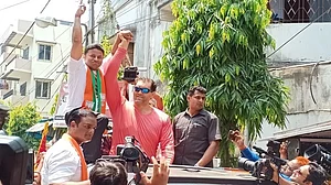 लोकसभा चुनाव: बीजेपी प्रत्याशी के समर्थन में प्रचार कर बुरे फंसे द ग्रेट खली, चुनाव आयोग से शिकायत