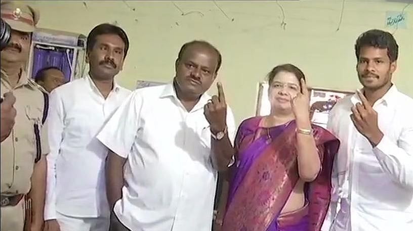 लोकसभा चुनाव: दूसरे चरण का मतदान जारी, राज बब्बर, रजनीकांत समेत कई बड़े दिग्गजों ने डाला वोट