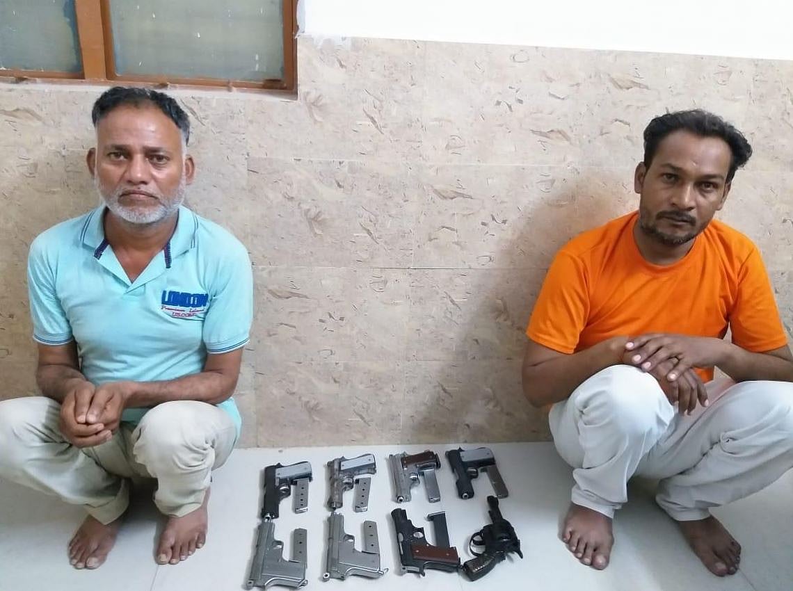 दूसरे चरण के मतदान से ठीक पहले लखनऊ में भारी मात्रा में हथियार के साथ दो गिरफ्तार, कैश और सिम कार्ड भी बरामद 