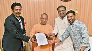 बीजेपी को नहीं मिल रहे उम्मीदवार! सीएम योगी को मुंबई से रवि किशन और निरहुआ को जबरदस्ती पकड़कर लाना पड़ा