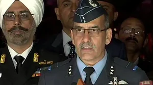 भारतीय वायुसेना ने दिए एफ-16 विमान को मार गिराने के सबूत, देखें एनकाउंटर के दौरान की तस्वीरें