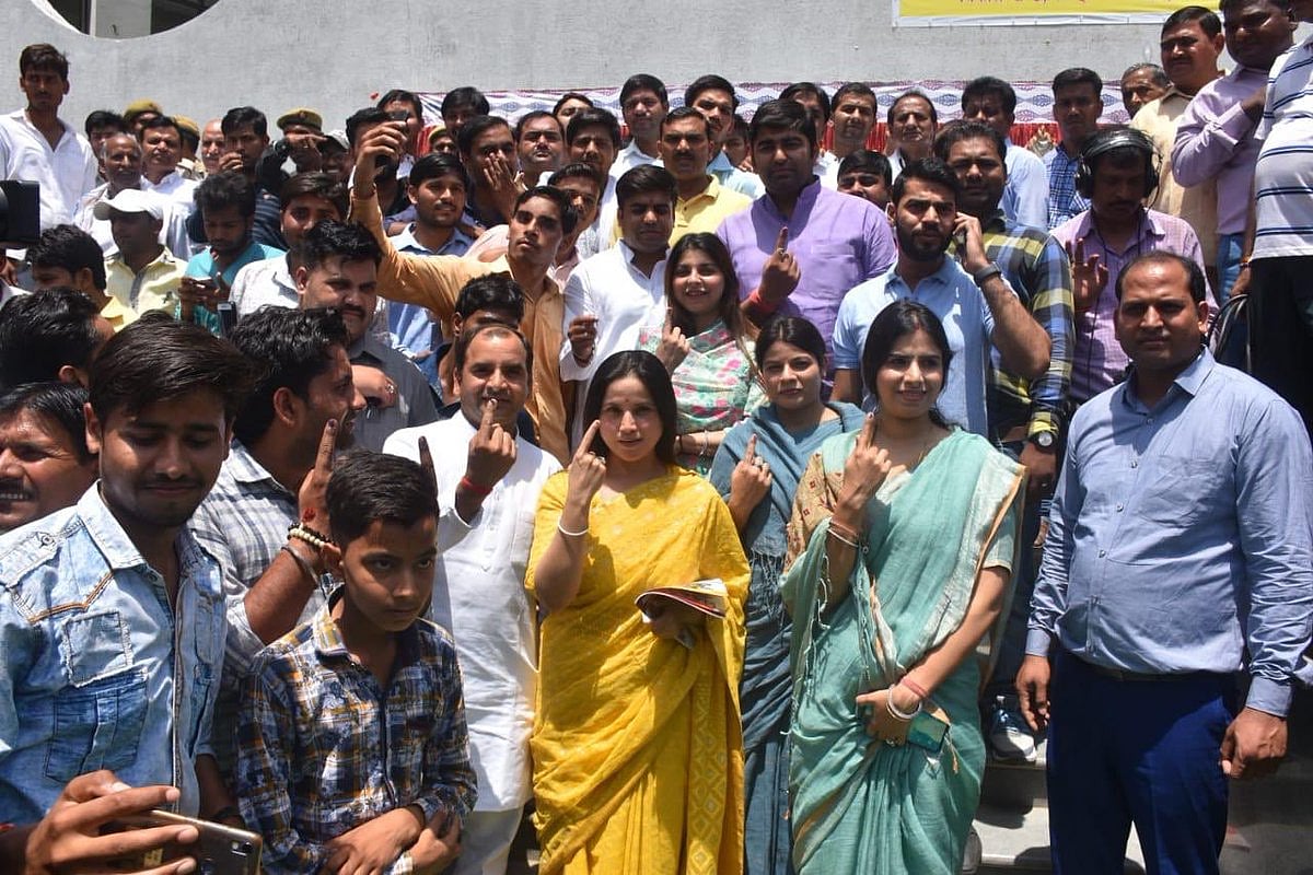 लोकसभा तीसरा चरण मतदान LIVE: रामपुर में वोट डालने के बाद आजम बोले- नहीं लड़ना चाहता था चुनाव, कोई विकल्प नहीं था