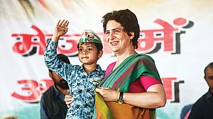 प्रियंका गांधी ने इलाहाबाद में ट्यूमर पीड़ित बच्ची को इलाज के लिए चार्टर विमान से दिल्ली भेजा