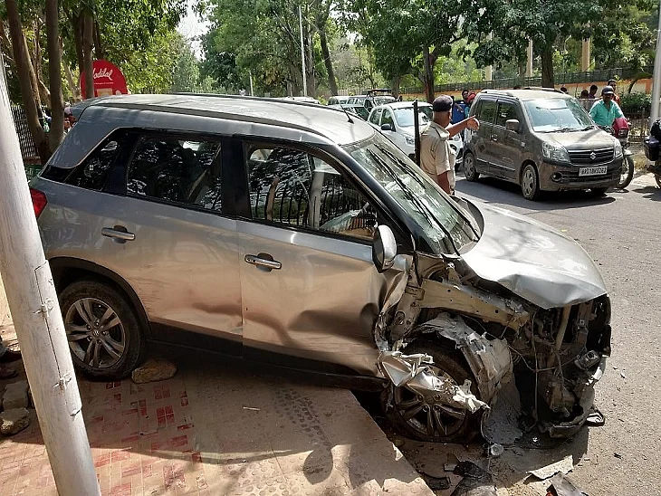 लालू के बेटे तेज प्रताप की कार की भीषण टक्कर, हुए घायल, अस्पताल में हाल जानने वालों का लगा जमावड़ा