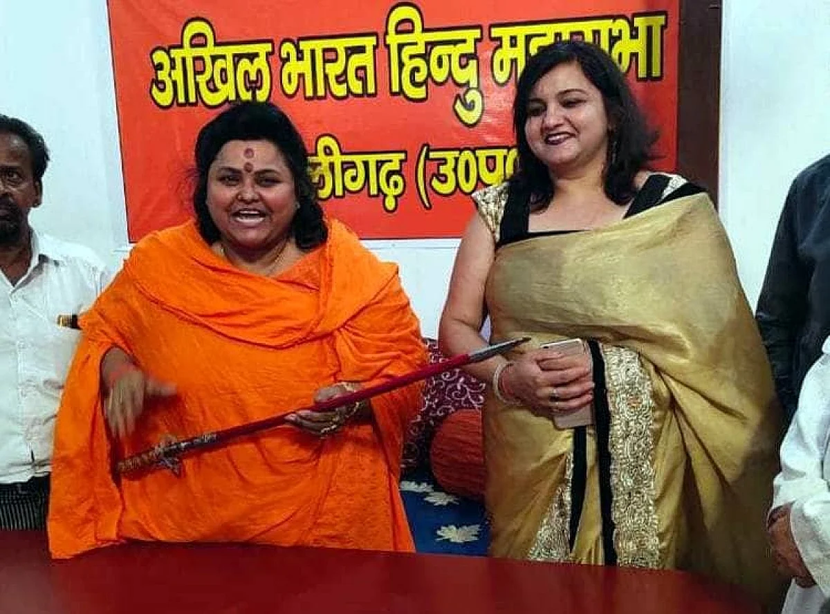बापू के पुतले को गोली मारने वाली हिंदू महासभा की नेता ने अब बच्चों को बांटा हथियार, कहा- धर्म के लिए जरूरी