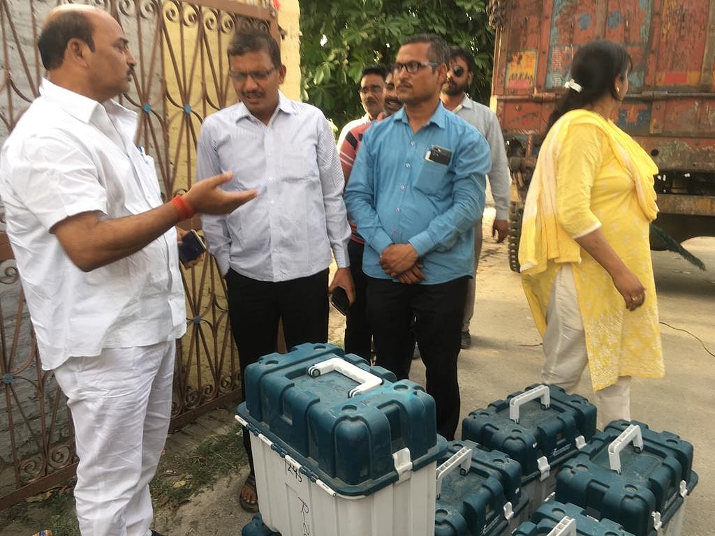 अमेठी में वोटिंग के दो दिन बाद सैकड़ों ईवीएम को ट्रक में लादकर स्ट्रॉंग रूम के कैम्पस से हटाया गया