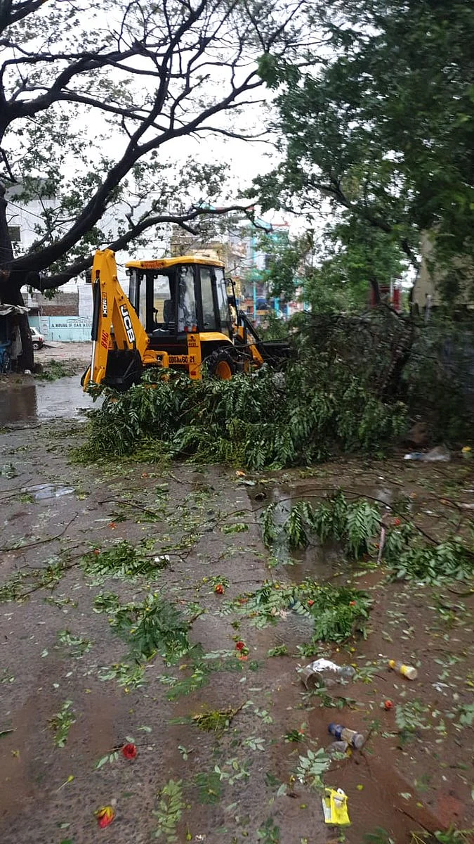 ‘फानी’ तूफान का पुरी पहुंचने के बाद दिखा भयानक रूप, 245 किमी की रफ्तार से चल रही हवाएं, तस्वीरों में देखें मंजर