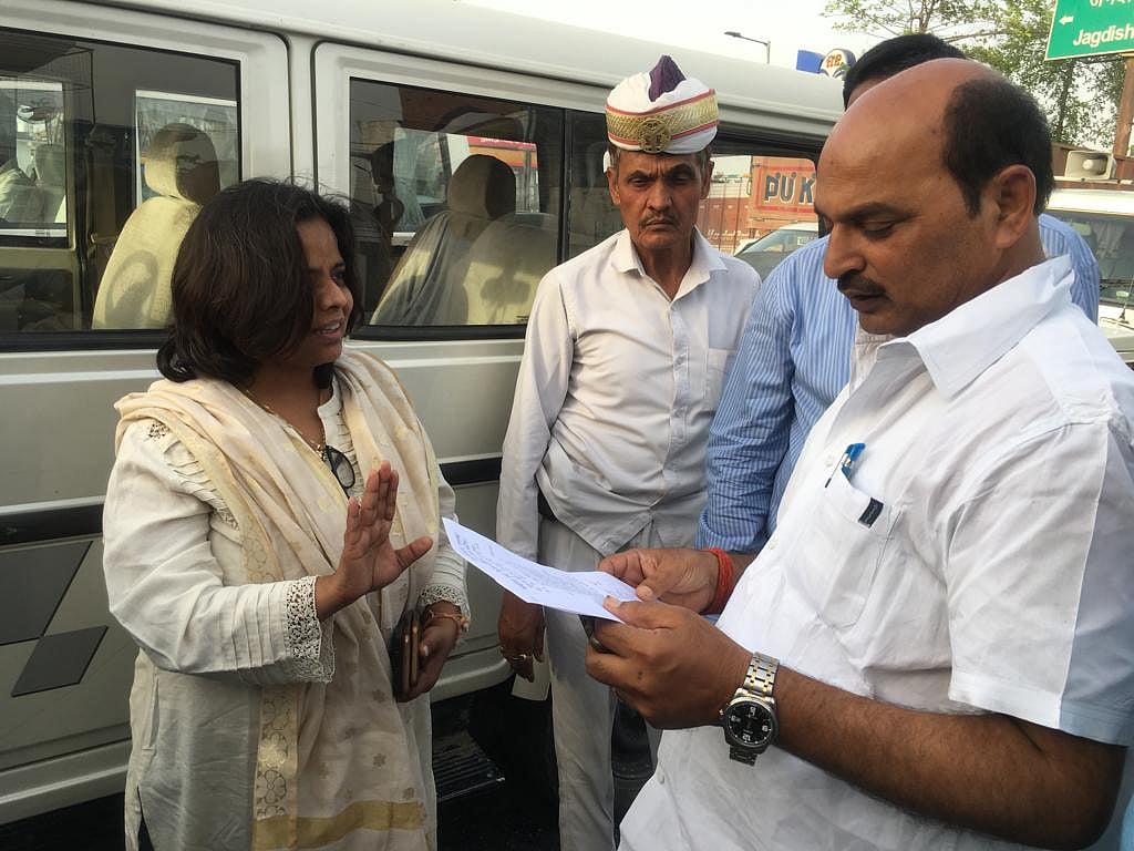 अमेठी में वोटिंग के दो दिन बाद सैकड़ों ईवीएम को ट्रक में लादकर स्ट्रॉंग रूम के कैम्पस से हटाया गया