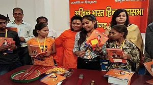 बापू के पुतले को गोली मारने वाली हिंदू महासभा की नेता ने अब बच्चों को बांटा हथियार, कहा- धर्म के लिए जरूरी