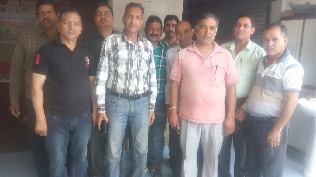 गांव कोटली में बात करते हुए ग्रामीण