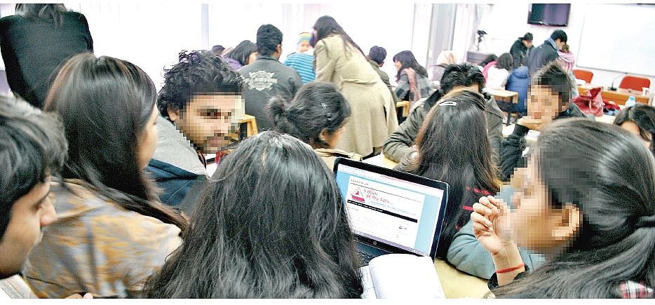 राजनीति और समाज की आधी-अधूरी जानकारी के साथ बड़े हो रहे भावी नागरिक, कैसे रखेंगे लोकतंत्र को कायम