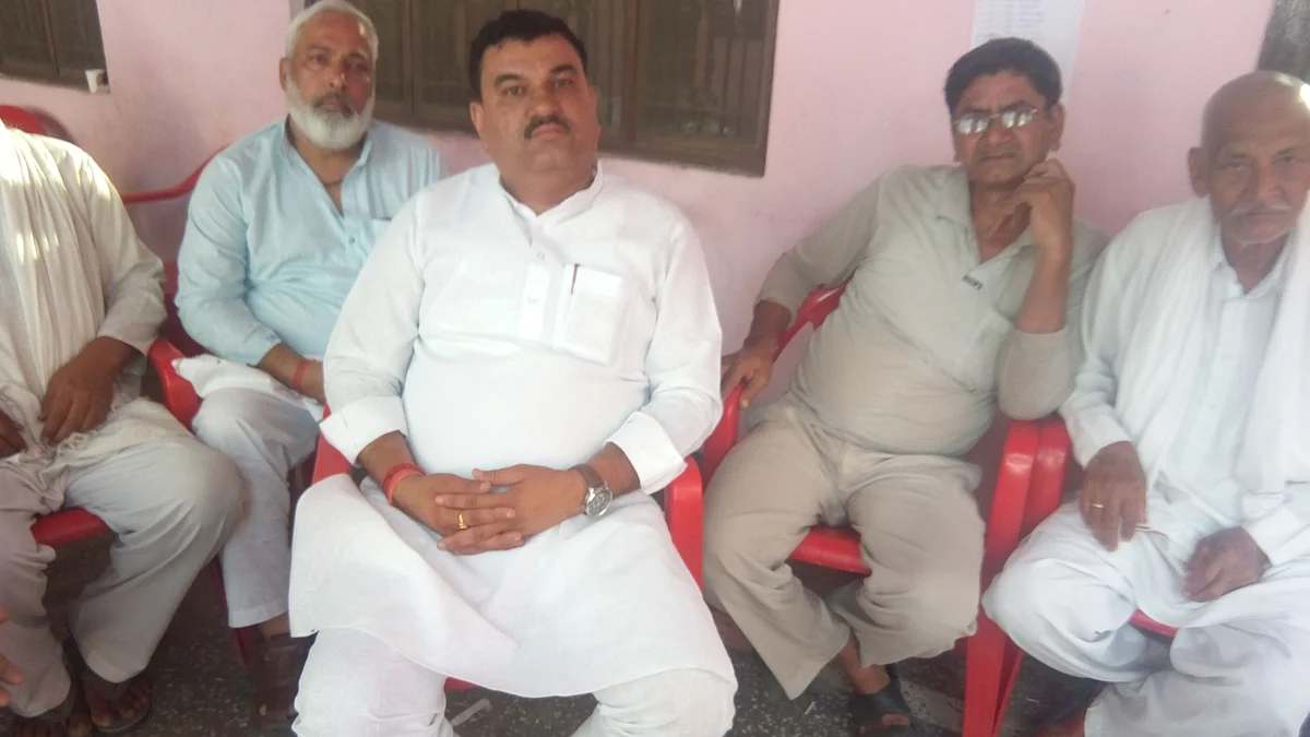 झज्जर में अपनी राय व्यक्त करते हुए लोग